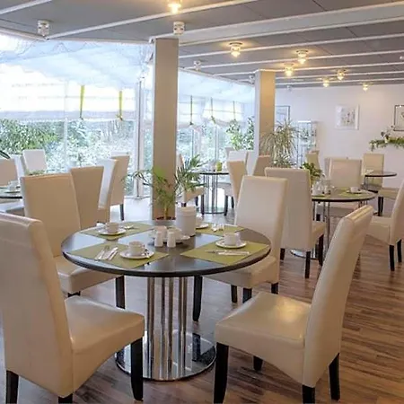 Отель Restaurant Kurparkblick Inkl Pfalzcard Бад-Бергцаберн